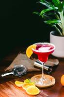 een rood cocktail met oranje plakjes Aan top foto