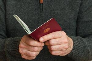 man's handen Holding een Open Duitse biometrisch paspoort. foto