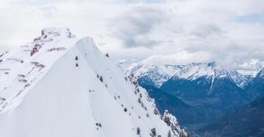 antenne visie van sneeuw gedekt berg top in de buurt verbier, Zwitserland foto