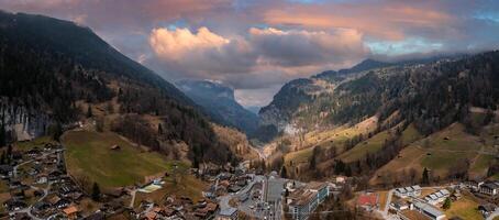 mooi antenne visie van de staubbach valt in Zwitserland. magisch panoramisch antenne visie. foto