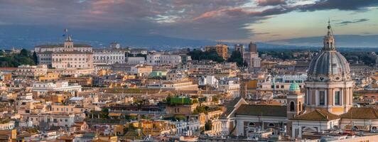zonsopkomst over- Rome antenne visie van historisch architectuur en iconisch koepels foto