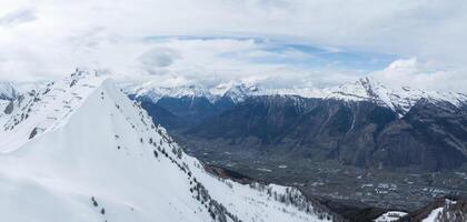 antenne visie van verbier, Zwitserland besneeuwd hellingen en berg stad- foto