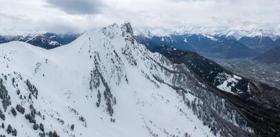 antenne visie van sneeuw gedekt verbier ski toevlucht, Zwitserland in winter foto