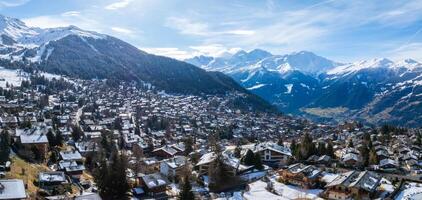antenne visie van verbier, Zwitsers Alpen sneeuw afgestoft landschap en chalets foto