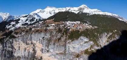 antenne visie van murren, Zwitserland alpine dorp te midden van sneeuw afgedekt bergen foto