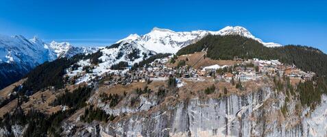 antenne visie van murren, Zwitserland te midden van sneeuw afgedekt bergen en kliffen foto