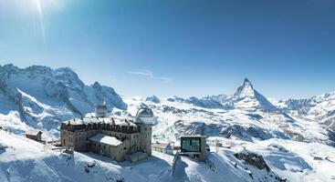 antenne visie van de besneeuwd matterhorn top en zermatt toevlucht in Zwitserland foto