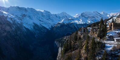 sereen murren, Zwitserland alpine dorp en sneeuw afgedekt pieken Bij dageraad foto