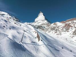 antenne visie van besneeuwd zermatt ski toevlucht en materiehoorn, Zwitserland foto
