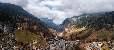 antenne visie van murren, Zwitserland alpine dorp temidden van bebost bergen foto