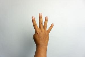 aantal 4 hand- teken geïsoleerd Aan wit. richten de vinger. Mens hand- aantal vier gebaar foto