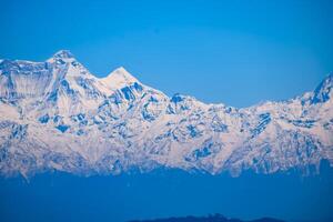 zeer hoge piek van nainital, india, de bergketen die zichtbaar is op deze foto is de Himalaya, schoonheid van de berg bij nainital in uttarakhand, india