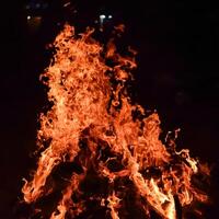 vuur vlammen op zwarte achtergrond, bles vuur vlam textuur achtergrond, prachtig, het vuur brandt, vuur vlammen met hout en koemest vreugdevuur foto