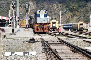 visie van trein spoorweg sporen van de midden- gedurende dag Bij Kathgodam spoorweg station in Indië, trein spoorweg bijhouden visie, Indisch spoorweg knooppunt, zwaar industrie foto