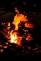 vuur vlammen op zwarte achtergrond, bles vuur vlam textuur achtergrond, prachtig, het vuur brandt, vuur vlammen met hout en koemest vreugdevuur foto
