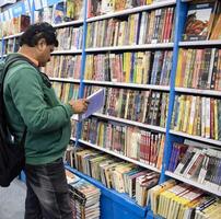 nieuw Delhi, Indië, februari 17 2024 - verscheidenheid van boeken Aan plank binnen een boekenstalletje Bij Delhi Internationale boek eerlijk, selectie van boeken Aan Scherm in jaar- boek eerlijk Bij bharat mandapam complex foto