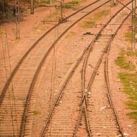 visie van trein spoorweg sporen van de midden- gedurende dag Bij Kathgodam spoorweg station in Indië, trein spoorweg bijhouden visie, Indisch spoorweg knooppunt, zwaar industrie foto