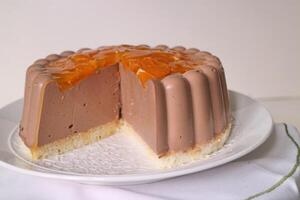 chocola soufflé taart met sinaasappelen, wit gerecht, kant visie foto