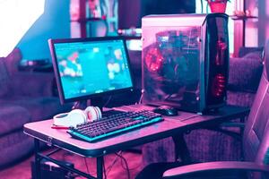 persoonlijk computer met CPU en toezicht houden op voor professioneel gamer gamer met toetsenborden en muis met neon licht. foto