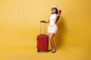 spaans vrouw reiziger vervelend een hoed Holding haar paspoort over- geel achtergrond. foto
