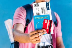 handen van een Mens tonen een paspoort en een vlucht ticket. foto