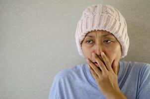 Aziatisch vrouw met kanker hoesten, portret foto