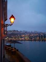 oud stad- porto, Portugal in schemering, op zoek over- douro rivier- naar gaia visie, de beroemd middeleeuws UNESCO reizen bestemming. oporto foto