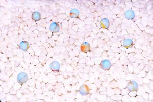 pale roze stenen, glas edelsteen blauw ballen achtergrond foto