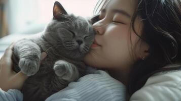 ai gegenereerd gelukkig vrouw kusjes haar schattig kat met liefde Bij huis foto