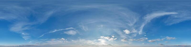 blauw hemelkoepel 360 hdri panorama met schemering wolken voordat zonsondergang in equirectangular formaat met zenit voor gebruik in 3d grafiek net zo lucht vervanging of Bewerk dar schot foto