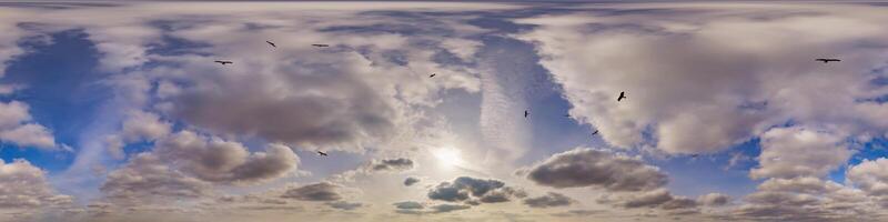 360 hdri panorama in equirectangular formaat van blauw hemelkoepel en nevel wolken met kudde van vogelstand voor gebruik in 3d grafiek of spel ontwikkeling net zo hemelkoepel of Bewerk dar schot of lucht vervanging foto