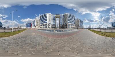 360 hdri panorama 360 in de buurt wolkenkrabber met meerdere verdiepingen gebouwen van woon- kwartaal in naadloos bolvormig equirectangular projectie foto