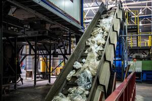 bewegende transportband op moderne afvalverwerkingsfabriek. gescheiden en sorteren van afvalinzameling. recycling en opslag van afval voor verdere verwijdering. foto