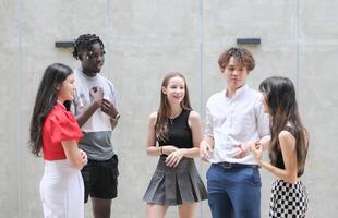 groep van jong multi-etnisch vriend hebben pret en lachend buitenshuis Aan mooi zomer dag foto