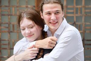 een paar is genieten van een zomer vakantie in de gemeenschap straten, gelukkig tonen hun liefde naar elk ander. foto