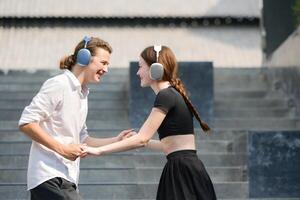 een paar is genieten van een zomer vakantie in de gemeenschap Oppervlakte, gelukkig tonen hun liefde naar elk ander. foto