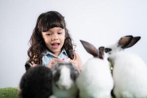 Pasen konijn pret met weinig kinderen de schoonheid van vriendschap tussen mensen en dieren foto