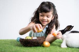 Pasen konijn pret met weinig kinderen de schoonheid van vriendschap tussen mensen en dieren foto