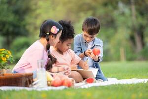 gelukkig familie genieten van een picknick in de park, kinderen zijn hebben pret tekening Aan papier. foto