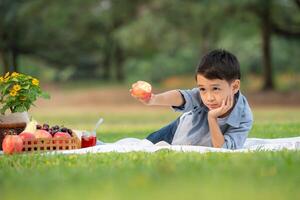 gelukkig familie genieten van een picknick in de park, met kinderen hebben pret zitten, omringd door natuur foto