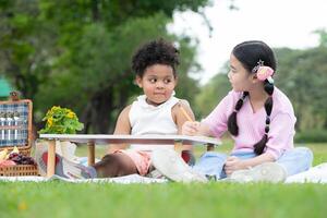 gelukkig familie genieten van een picknick in de park, kinderen zijn hebben pret tekening Aan papier geplaatst Aan de tafel. foto