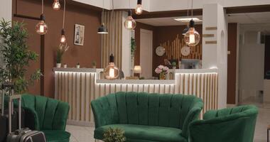 leeg hotel Ingang lounge Oppervlakte met luxueus sofa en modern binnenshuis meubilair, modieus hotel toevluchtsoord. classy decoraties met elegant lichten en planten Bij ontvangst voorkant bureau. foto