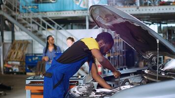 licentie technicus in auto onderhoud toepassingen koppel moersleutel naar vastdraaien bouten binnen voertuig na vaststelling componenten binnen. reparatie winkel specialist maakt gebruik van professioneel gereedschap naar opknappen auto- foto