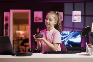 kinderen online tonen gastheer bevorderen gaming muis ontvangen van sponsoring merk. jong kind doet influencer marketing, aandringen op volgers naar aankoop bedrade computer perifeer foto