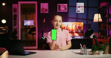 schattig kind filmen internet show, bevorderen groen scherm tablet ontvangen van sponsoring merk. weinig meisje doet influencer marketing, aandringen op volgers naar aankoop chroma sleutel apparaat foto