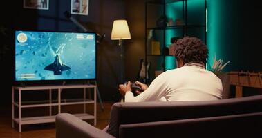 Mens Toneelstukken sf spel met bedekking hud tonen Gezondheid bars en minikaart Aan televisie set. speler genieten van hoog kwaliteit straal traceren grafiek in troosten videogame, zoom uit schot foto