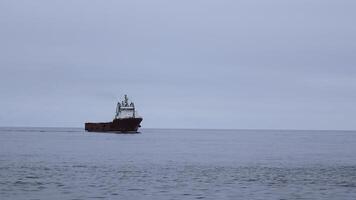 drijvend veerboot Aan achtergrond van bewolkt zee horizon. klem. mooi landschap met veerboot in Open zee. schip Aan reis in oceaan in kalmte bewolkt weer foto