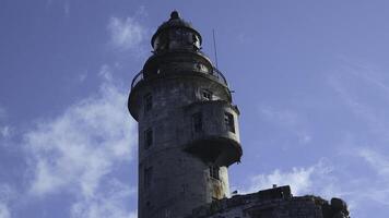 visie van verbazingwekkend verlaten vuurtoren in zee. klem. mooi marinier vuurtoren verlaten in zee. het zeilen door majestueus verlaten vuurtoren Aan zonnig voorjaar dag foto