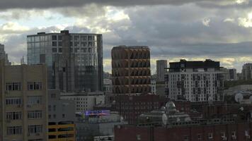 top visie van modern gebouwen en gevels van stad. voorraad filmmateriaal. mooi visie van stad tussen modern hoogbouw gebouwen. mooi gebouwen van modern stad met groen landschappen Aan achtergrond foto