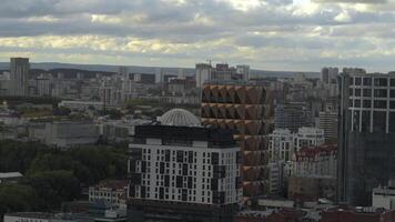 top visie van modern gebouwen en gevels van stad. voorraad filmmateriaal. mooi visie van stad tussen modern hoogbouw gebouwen. mooi gebouwen van modern stad met groen landschappen Aan achtergrond foto